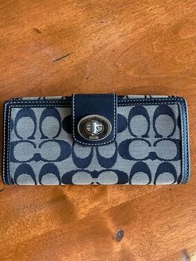Vintage Coach Black and Gray Turnlock Wallet Detail